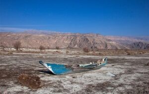 هجوم گرد و خاک به شهرهای استان فارس که تالاب های بختگان ،کافتر و پریشان کامل خشک شده اند