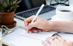 مغز در کدام حالت بیشتر فعالیت می کند: دست‌نویسی یا تایپ‌ کردن ؟