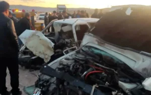 راننده عزیز مواظب باش این جاده استان فارس بوی مرگ می دهد ، کسی هم ککش نمی گزد !