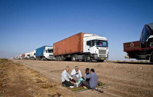 به رانندگان کامیون غیربومی بار نمی دهند/کسی نامه راهداری را نمی خواند