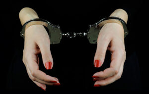 جزئیات حمله ترسناک زن زورگیر به ۲ زن در آسانسور مجتمع مسکونی