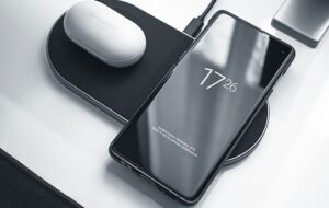 شارژر بی سیم چگونه کار می‌ کند؟ شارژر وایرلس بخریم یا نه؟