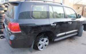 توقیف خودرو لاکچری در یکی از خیابان های شیراز که راننده اش فرار کرد