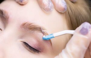 پلمپ ۱۰۷ مرکز غیرمجاز زیبایی در استان فارس / لیفت کُشنده ابرو در آرایشگاه‌ و منزل