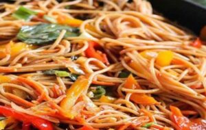 نودل مرغ و سبزیجات غذایی ساده، سریع و خوشمزه +فیلم طرز تهیه