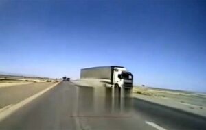 لحظه هولناک ترکیدن لاستیک کامیون وسط جاده [+۲ فیلم]
