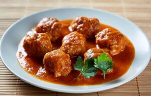 طرز تهیه کوفته مرغ ترش گیلانی که هنگام خوردن آن باید مراقب انگشتان تان باشید