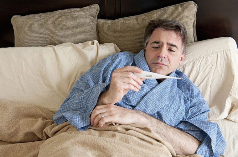 روش های خانگی ساده برای پایین آوردن تب بزرگسالان و کودکان بدون مصرف دارو