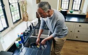 ۷ اشتباه رایجی که موقع نظافت و تمیزکاری آشپزخانه نباید انجام دهید