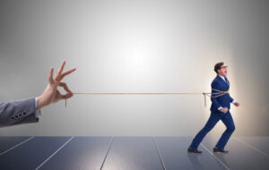 ۱۲ باور محدود کننده که باعث جا ماندن از پیشرفت و موفقیت می شوند