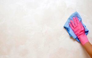 ترفندهای حرفه ای تمیز کردن انواع کاغذ دیواری و لکه های روی آنها