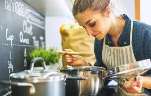 ۱۷ اشتباه رایج در آشپزی که همه خانم ها مرتکب می شوند