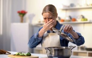 روش های کاربردی برای از بین بردن بوی دنبه در غذا