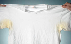 ۶ ترفند جادویی که لکه های عرق را سه سوته از لباس سفید پاک می کنند