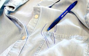 ساده ترین ترفندها برای پاک کردن لکه جوهر خودکار از روی لباس