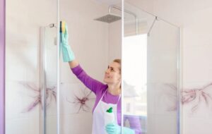 ۹ اشتباه رایجی که باید در تمیزکاری حمام از آن‌ها پرهیز کنید