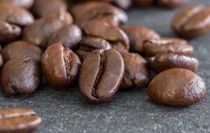 ۶ روش ساده‌ی آسیاب کردن دانه‌های قهوه در خانه