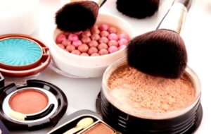 خطرات تمیز نکردن براش و اسنفج های آرایشی + نحوه صحیح شستن آنها