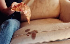 چند تکینک طلایی و راحت برای پاک کردن ۵ لکه ی روغنی متفاوت بر انواع سطوح