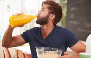 خطرات و عوارض مصرف بیش از اندازه آبمیوه که باید از آن ها آگاه باشید!