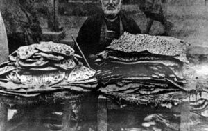 عکس زیر خاکی یک مرد نان فروش در شیراز ۱۰۵سال پیش