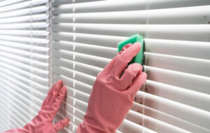 ۳ روش تمیز کردن آسان و سریع پرده کرکره ای