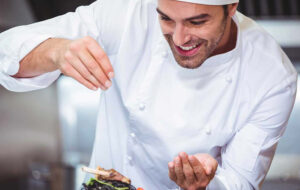 ۹ عقیده اشتباه رایج در آشپزی که نباید آنها را باور کنید