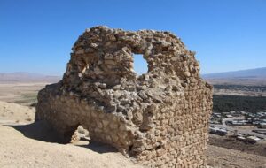 یادگاری نویسی روی آتشکده ۱۸۰۰ ساله ساسانیان پس از یورش قاچاقچیان بیمار(+تصاویر)
