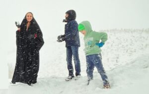 تیپ و استایل خاص مریم مومن و سلفی آذری جهرمی در هوای برفی تهران