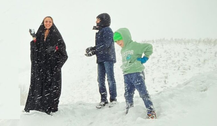 تیپ و استایل خاص مریم مومن و سلفی آذری جهرمی در هوای برفی تهران