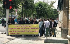 چرا هر کی از راه میرسه سر ما ایرانی ها کلاه میذاره ؟!