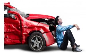 بیمه‌ چگونه خسارت تصادف راننده ای که گواهینامه اش تاریخ ندارد را می دهد؟