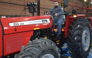 بازار سیاه شده و برای کشاورزان قر و قمیش می آیند/تراکتوری برای خرید وجود ندارد!