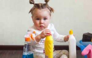 هشدار به والدین که شوینده‌ها را از دسترس کودکان دور کنید