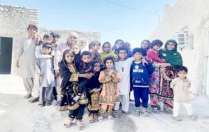 اینجا آدم‌ها از بچگی تا دم مرگ سوخت‌بری می‌کنند ، مالاریا می گیرند ولی شناسنامه نه