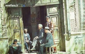 عکس یادگاری مردان قدیمی شیرازی جلو عکاسخانه فردوسى/چیزی یادتون میاد؟