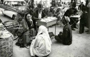 عکس دیدنی مردم در فلکه شهرداری شیراز سال ۱۳۴۸