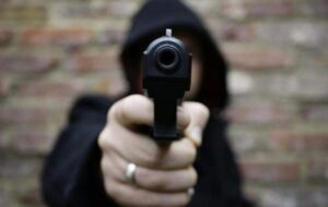 قتل مادر خواننده پاپ ایرانی با ۴ گلوله توسط یک زندانی