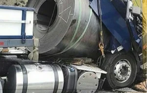 حمل نا ایمن ، غیر اصولی و مهار بار با تسمه پلاستیکی در جاده یزد/توی مسیر کسی نیست جلو اینا را بگیره؟!