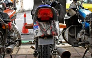 فرار موتورسیکلت سواران مسلح پس از درگیری با مامورین در جاده خاکی داراب