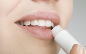 استفاده از نرم‌کننده لب می‌تواند باعث اعتیاد شود