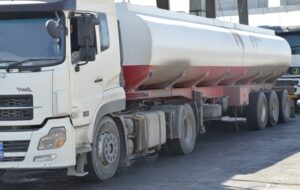 توقیف تریلی کشنده ولوو در اتوبان اصفهان-شیراز