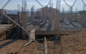 کسی این ۵ ساله بی‌صاحب را در صدرا به فرزندی قبول نمی کند!