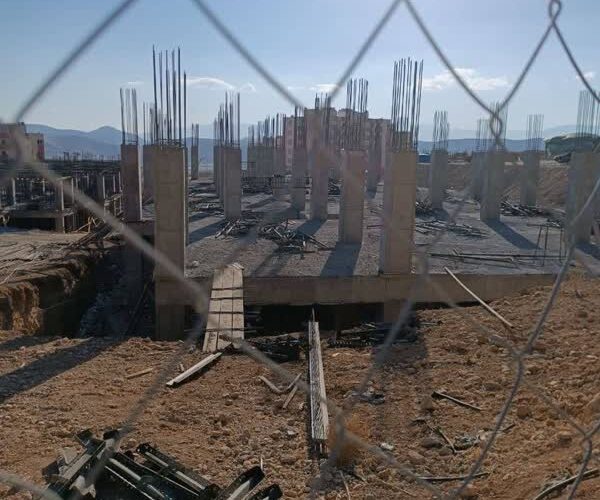 کسی این ۵ ساله بی‌صاحب را در صدرا به فرزندی قبول نمی کند!