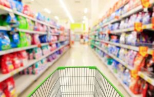 مردم تخلفات فروشگاه‌ها در اجرای طرح فجرانه کالابرگ را گزارش دهند/ خرید یکباره ۱۱ قلم کالابرگی اجباری نیست