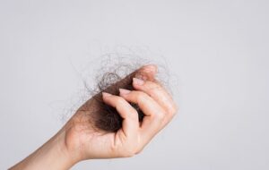 راهکارهایی برای کاهش ریزش مو در حمام + علت آن