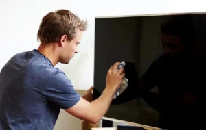 ۵ اشتباه رایج هنگام تمیز کردن تلویزیون که باعث نابودی آن می شود