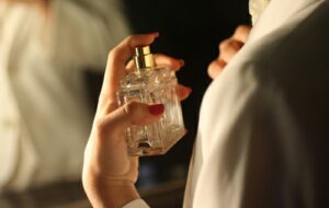 چند تکنیک جادویی برای از بین بردن لکه عطر از روی لباس،لوازم منزل و فرش