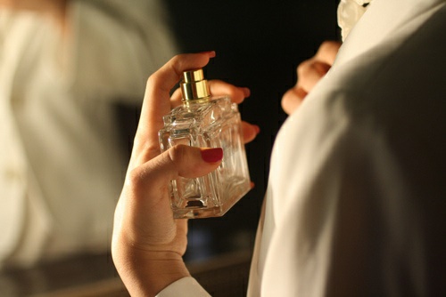 پاک کردن لکه عطر از روی لباس