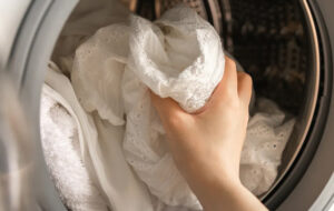 روش های کاربردی برای پاک کردن لباس سفید رنگ گرفته